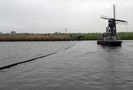 Om loonbedrijf Hielkema uit Vegelinsoord in staat te stellen  om te gaan sleepslangen, wordt er een verbinding over het kanaal gelegd.